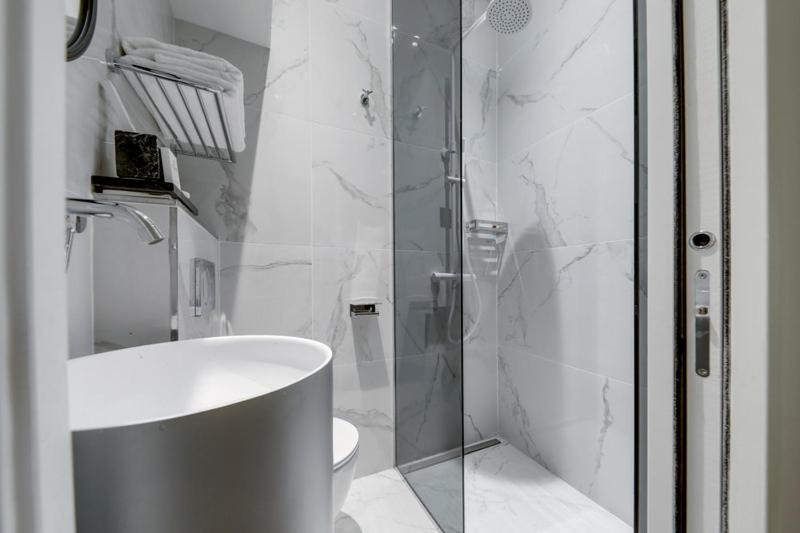 Appartement 211 Yves Saint Laurent - Superb *